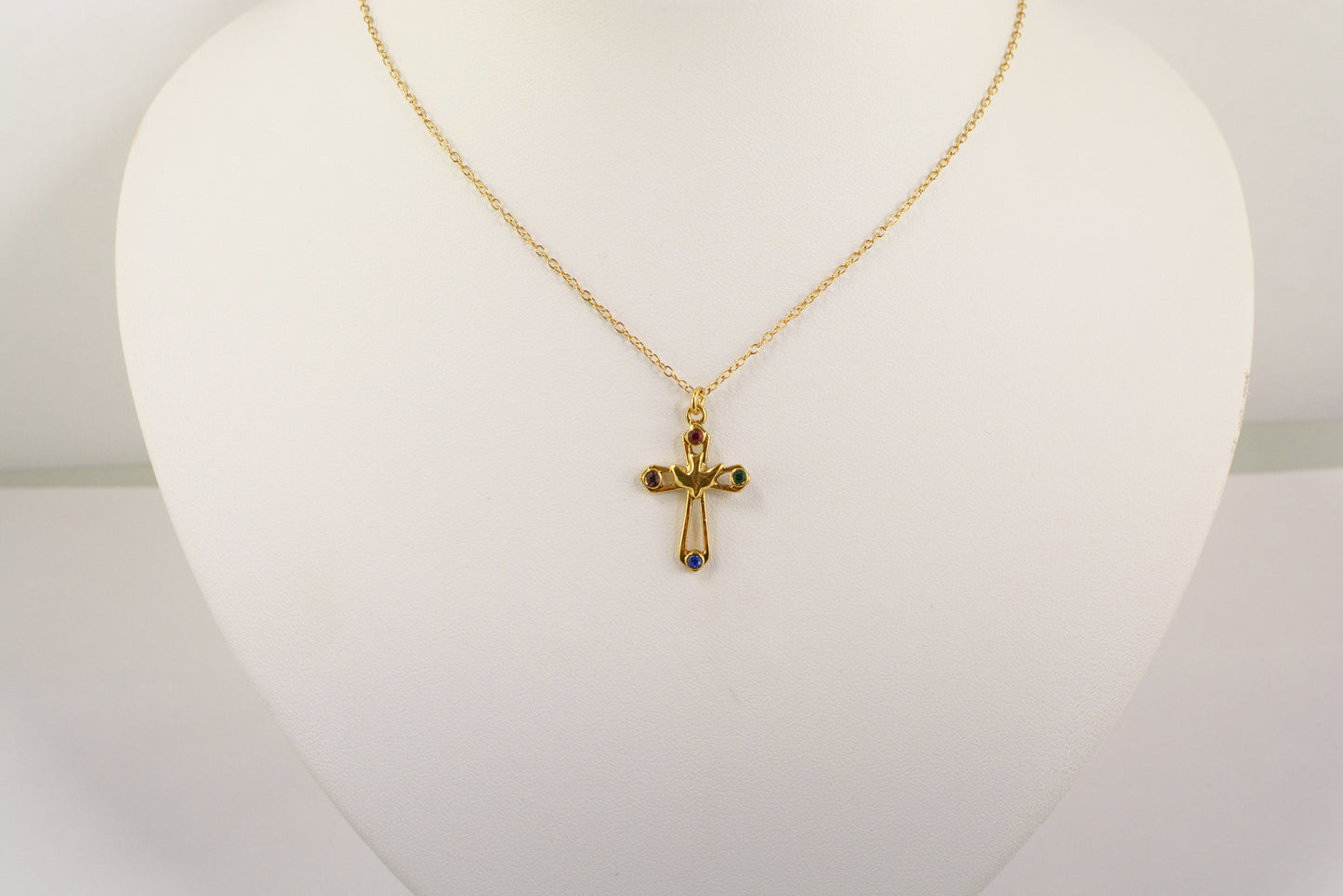 Croix en laiton sur chaine, avec pierres