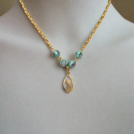 Pendentif de Marie sur collier avec perles