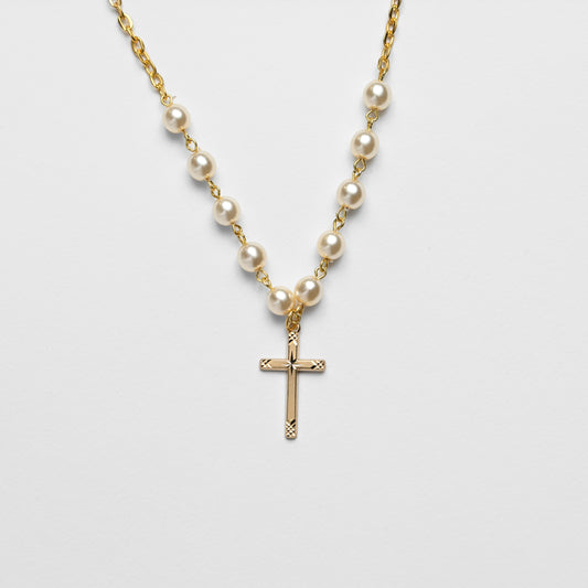 Croix sur collier avec perles nacrées