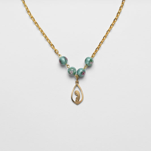 Pendentif de Marie sur collier avec perles